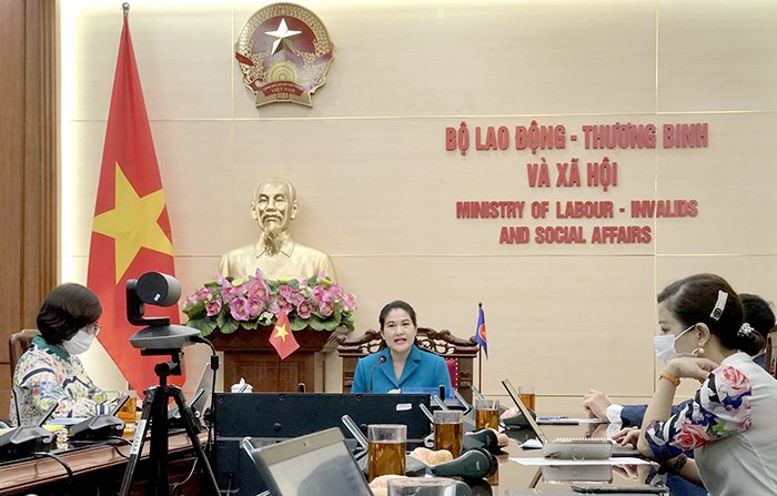 Thứ trưởng Bộ Lao động - Thương binh và Xã hội Nguyễn Thị Hà phát biểu tại hội nghị